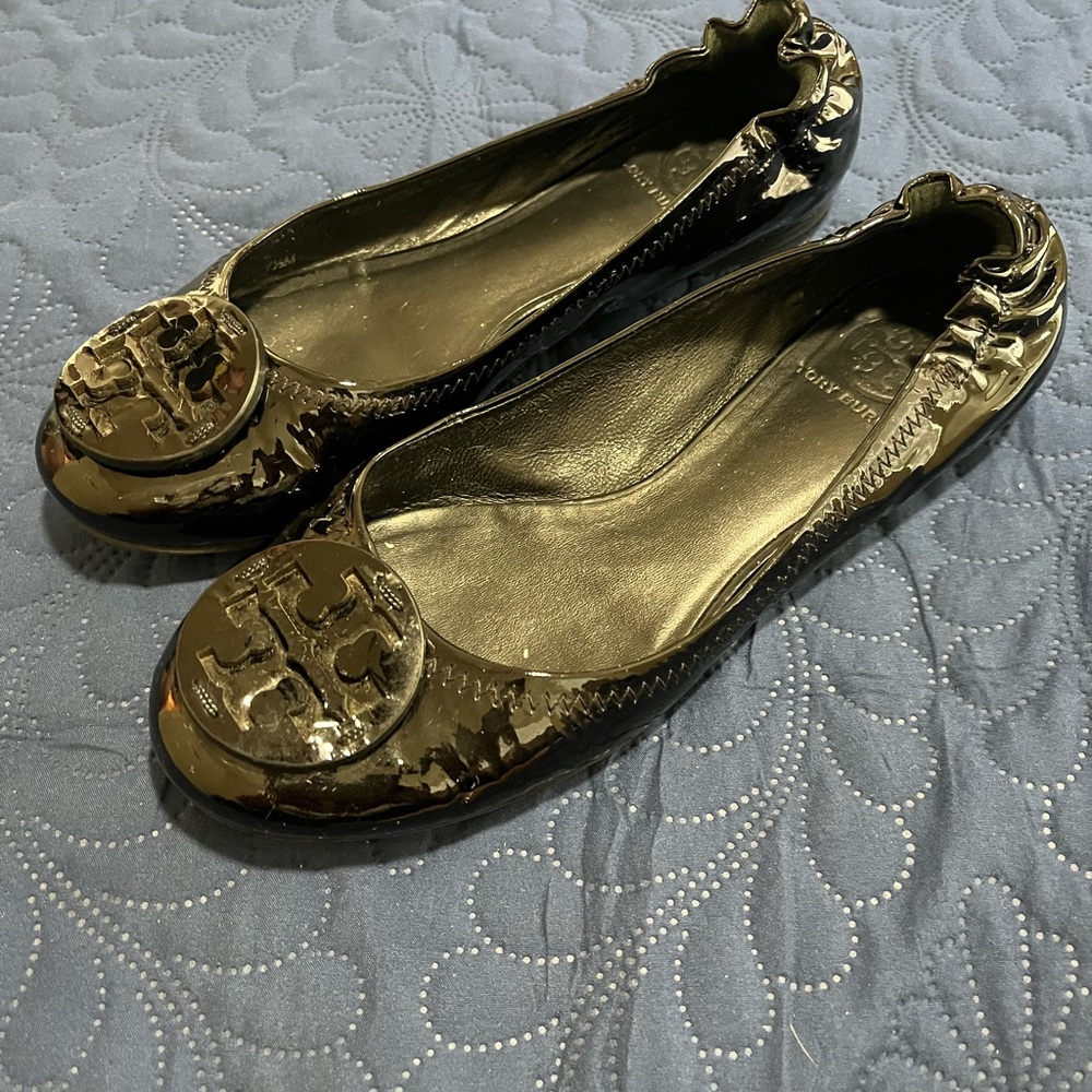 Tory Burch Reeva flats size 7.5 in black patent. Great used condition.